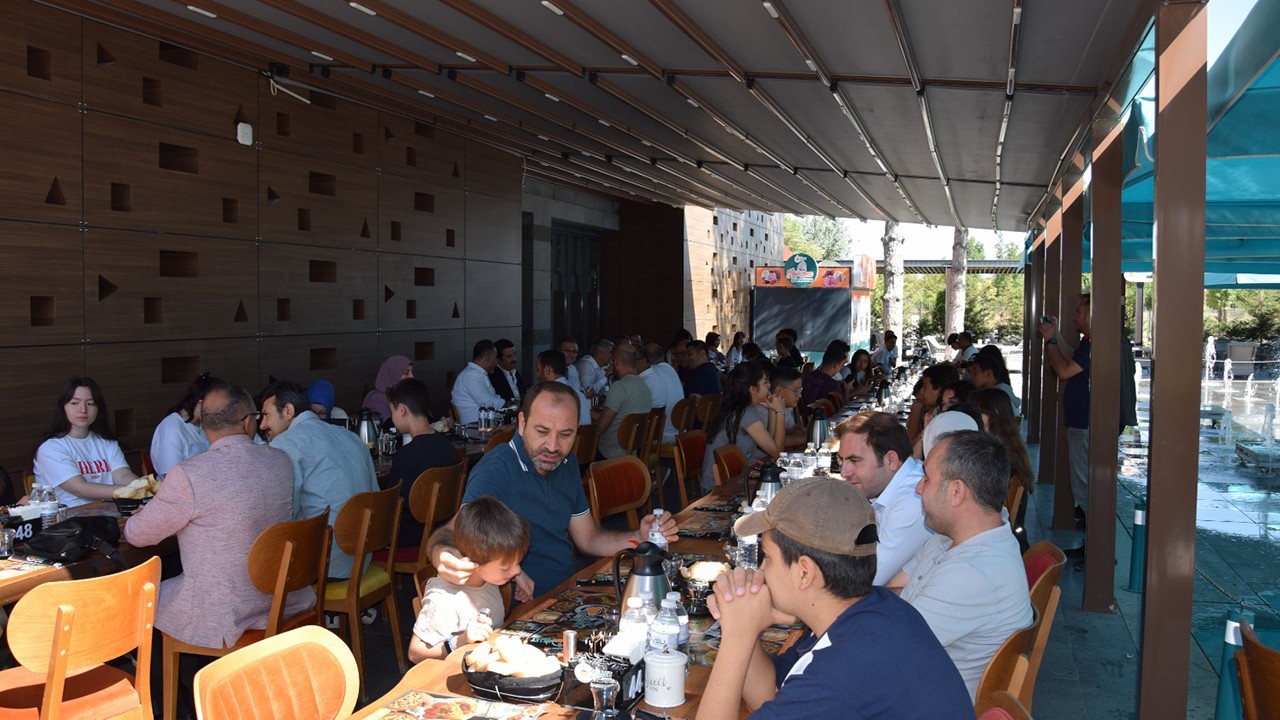 Karapınar'da YKS ve LGS'de başarı gösteren öğrenciler için program düzenlendi