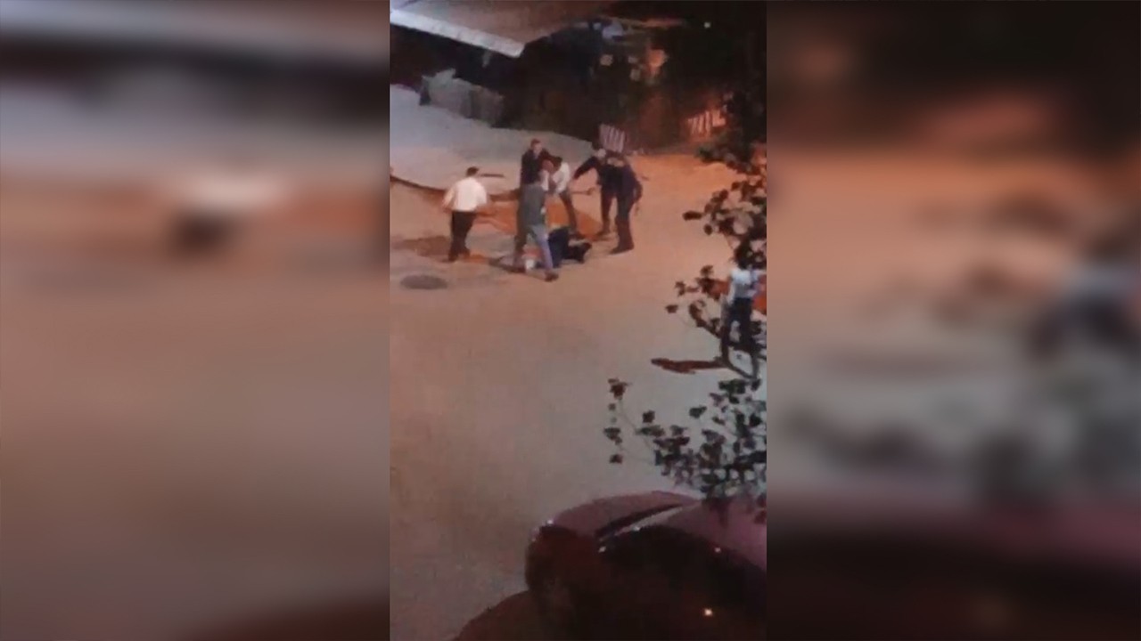 Sokak ortasında bir kişiyi sopayla darbeden 7 şüpheli yakalandı