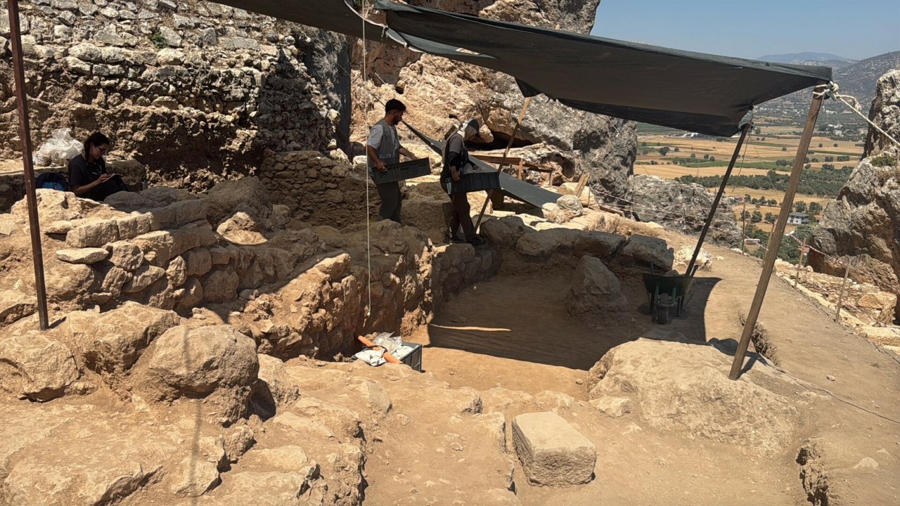 Beçin Kalesi'nde MÖ 6'ncı yüzyıla ait seramikler ve oyun zarları bulundu