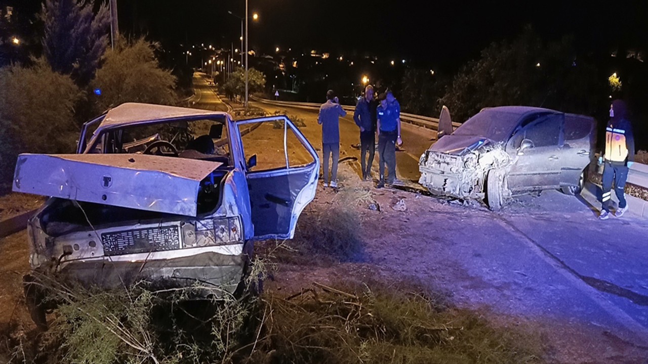 Otomobiliyle kaçan sürücü, ekip aracına ve otomobile çarptı: 3'ü polis, 10 yaralı