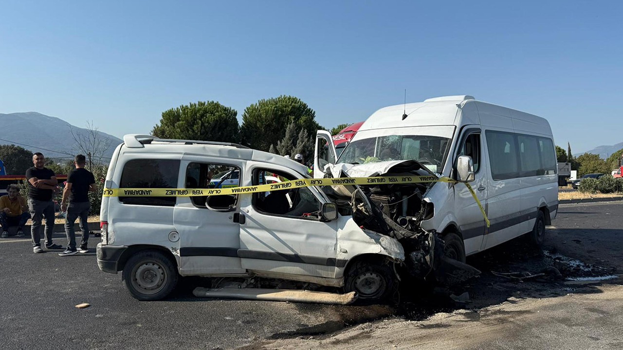 İşçi servis minibüsü ile hafif ticari araç çarpıştı: 1 ölü, 13 yaralı