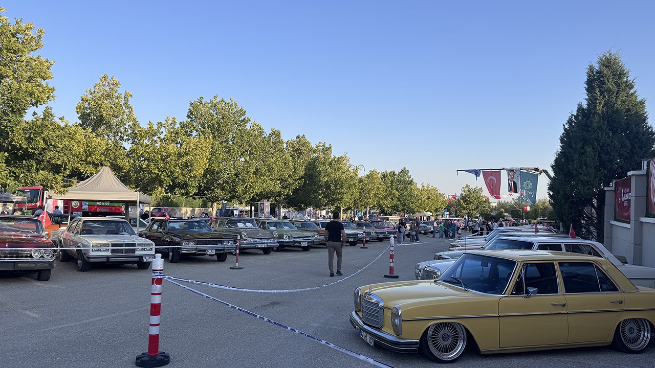 Klasik otomobil tutkunları 3. kez Konya'da buluştu