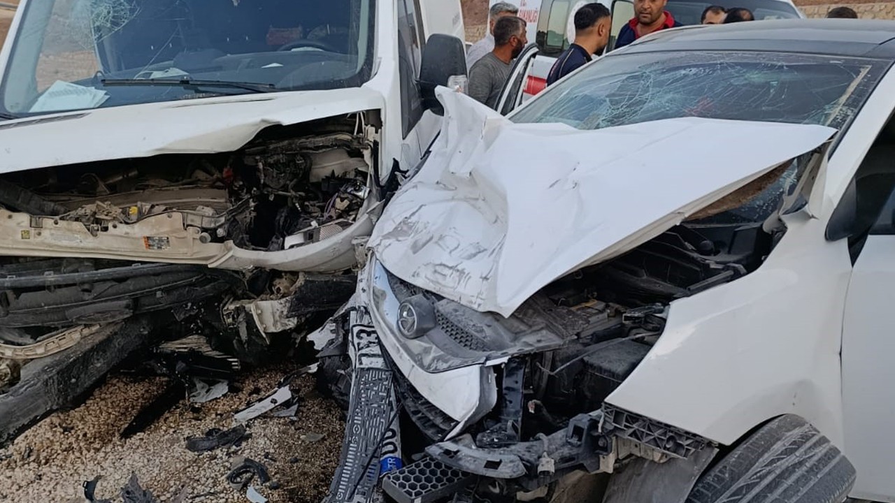 Minibüs ile otomobil çarpıştı: 5 yaralı