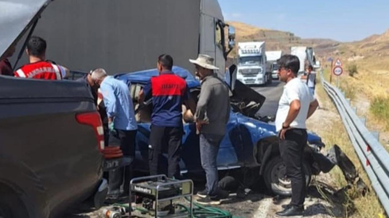 Tır ile pikap çarpıştı: 3 ölü, 2 yaralı