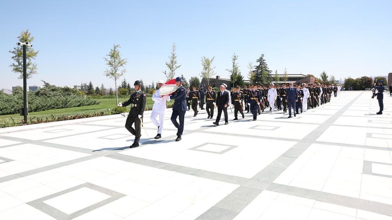 Bakan Güler, Devlet Mezarlığı'nı ziyaret etti