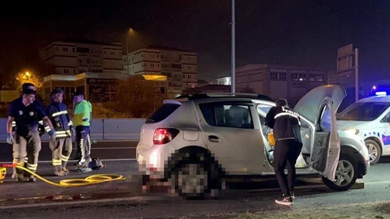 Yol ortasına otururken otomobil çarptı