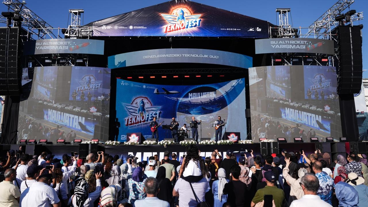 TEKNOFEST Mavi Vatan'da "Yüksek İrtifa" grubu konser verdi
