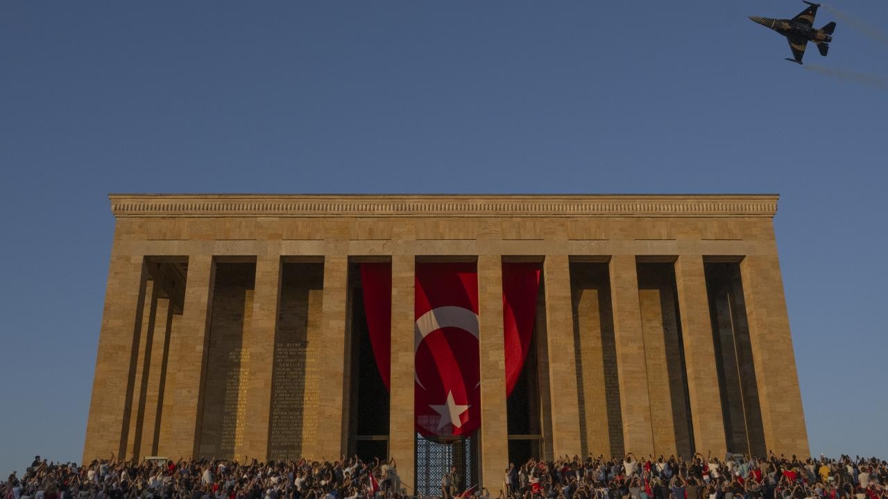 Zaferin 103. yıl dönümünde SOLOTÜRK'ten saygı uçuşu