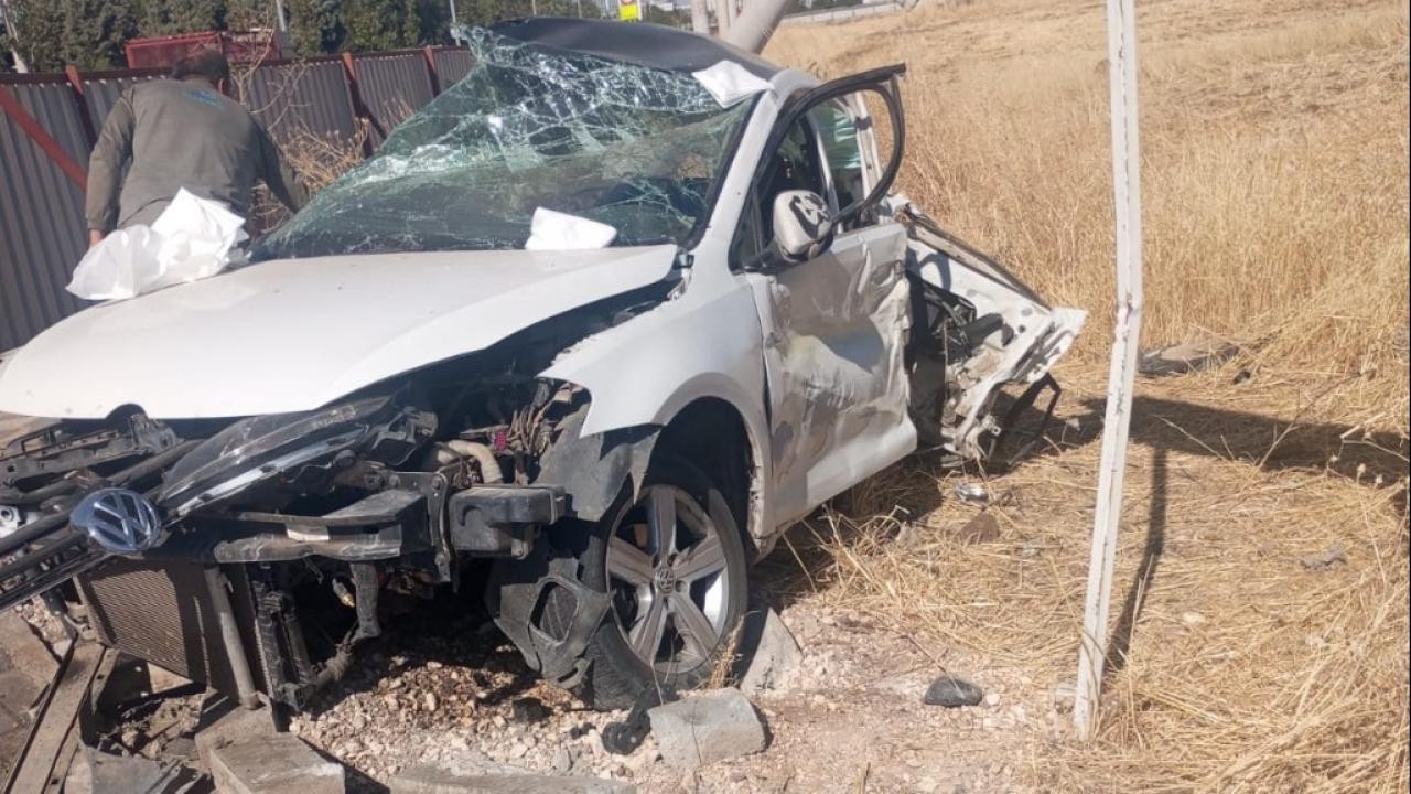 Belediye otobüsü ile otomobil çarpıştı: 1 ölü