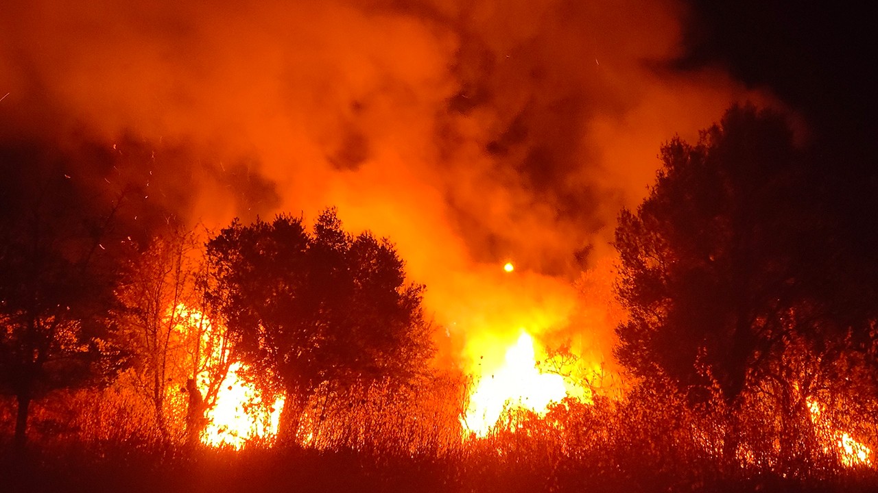 Kızına hediye aldığı otomobil yandı