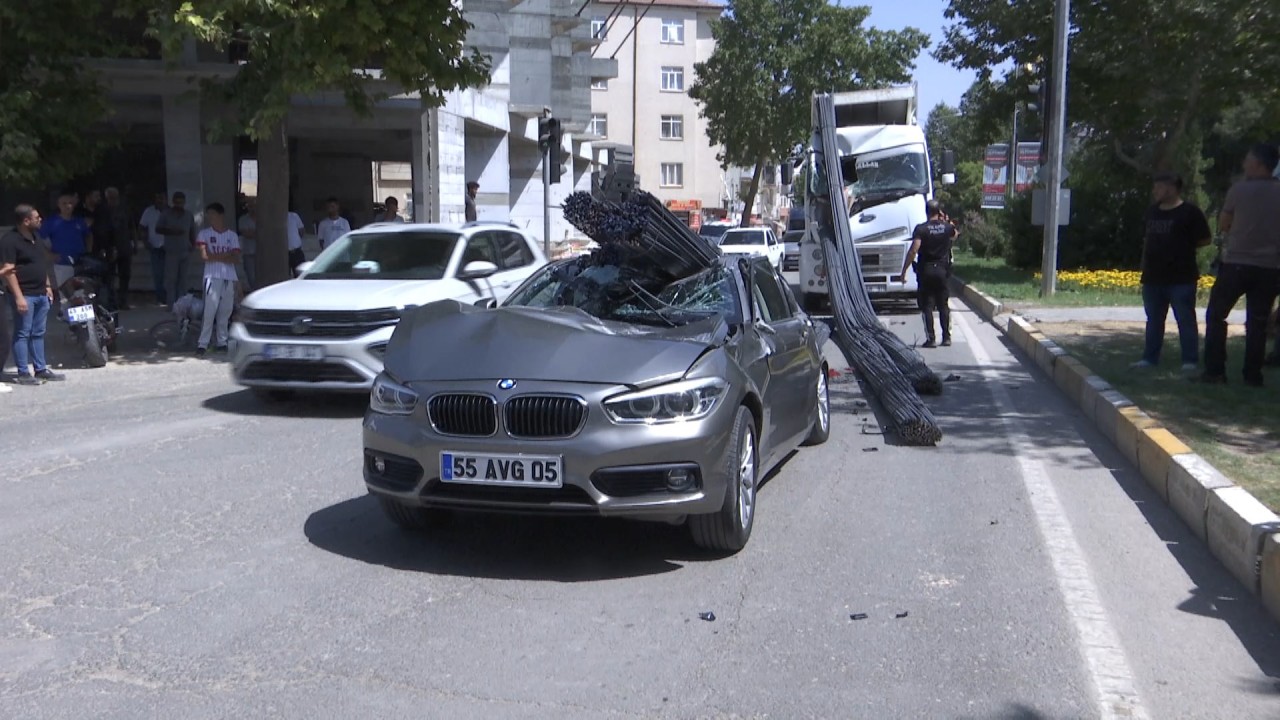 TIR'ın dorsesindeki demirler, otomobilin üzerine düştü: 2 yaralı