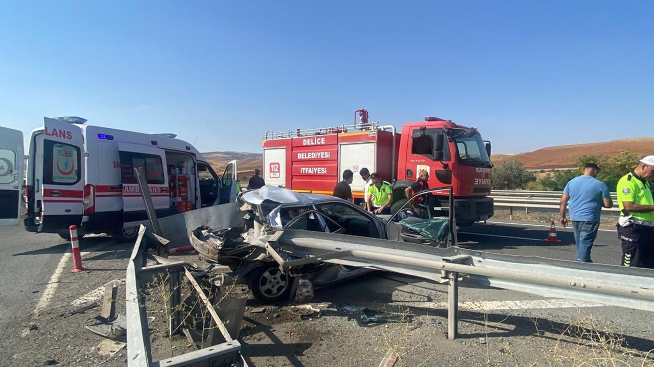 Otomobil, bariyerlere çarptı: 1 ölü, 4 yaralı