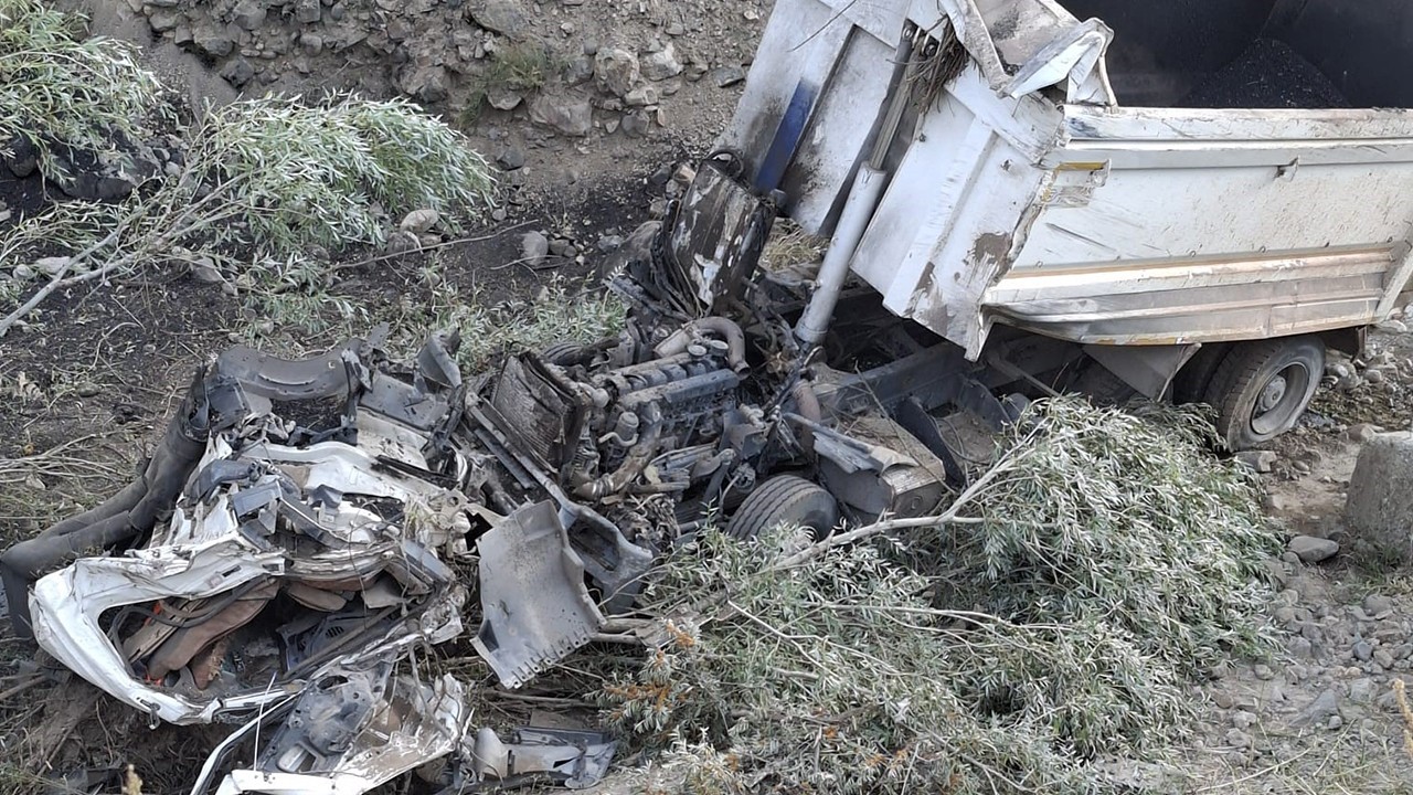 Kamyon şarampole uçtu: Sürücü ağır yaralı