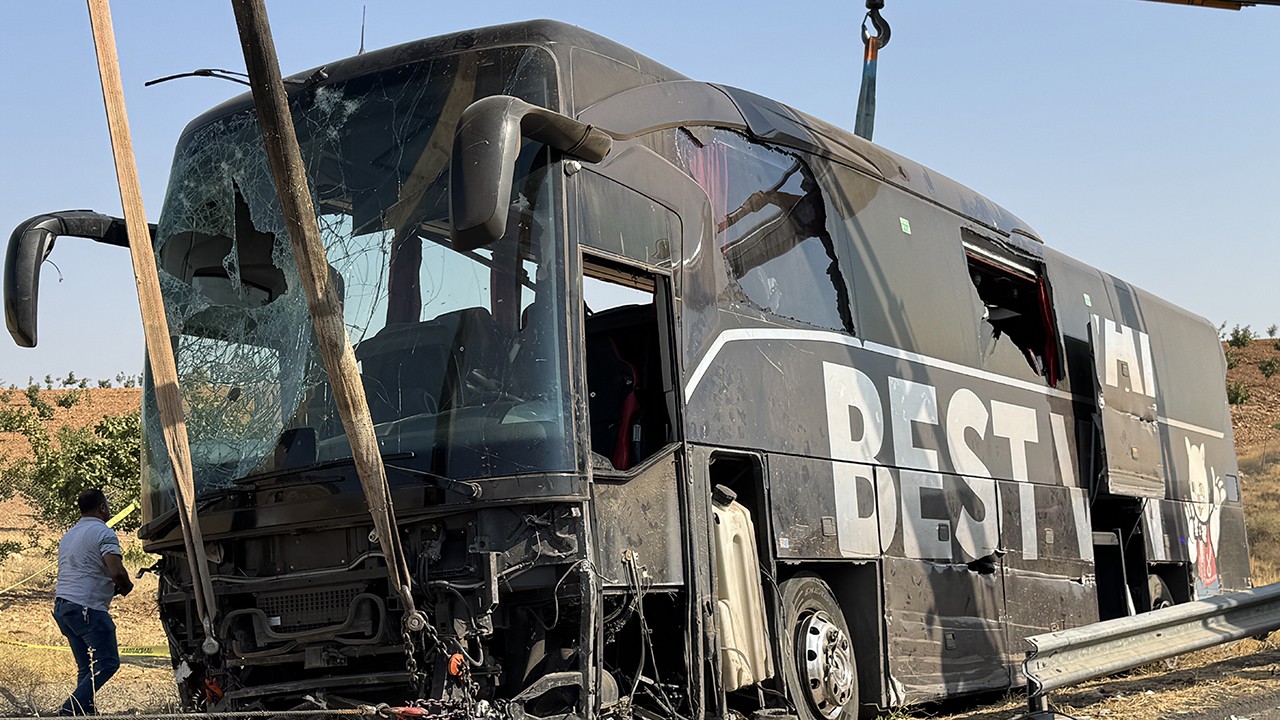 Yolcu otobüsü devrildi: 27 yaralı