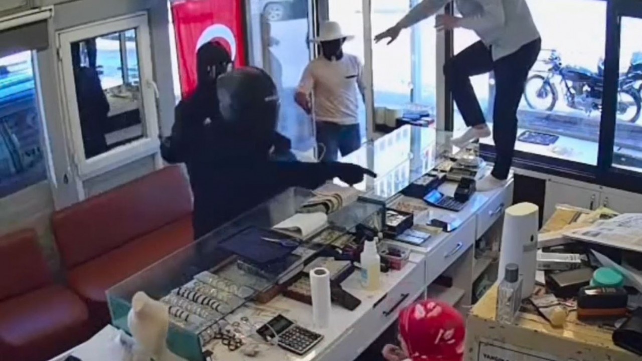 Kuyumcu, silahlı soyguncuları bıçak çekerek uzaklaştırdı