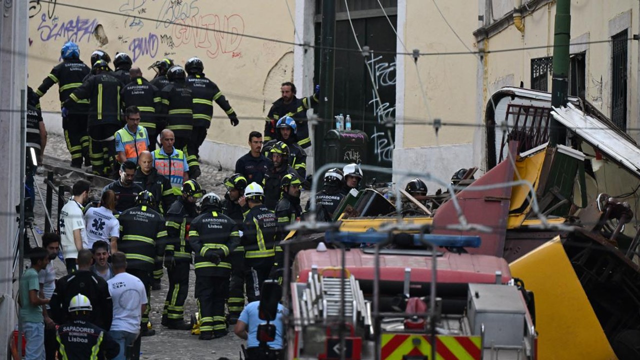 Tramvay raydan çıktı: 15 ölü
