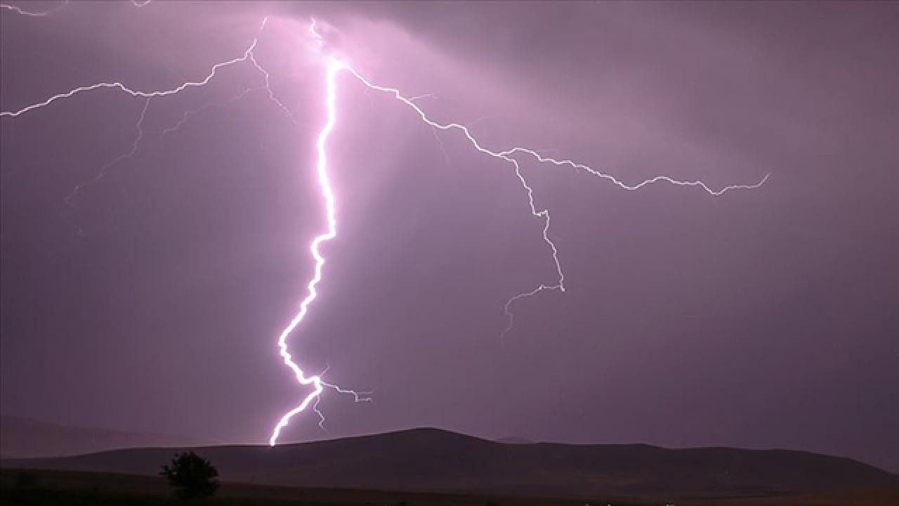 Hayvan otlatırken yıldırım isabet eden baba ile oğlu öldü