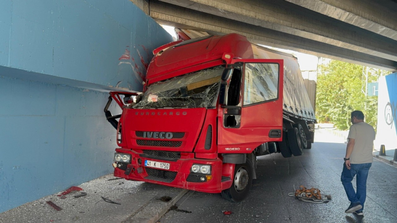 “Navigasyon yönlendirdi” dedi, kamyon alt geçide takıldı