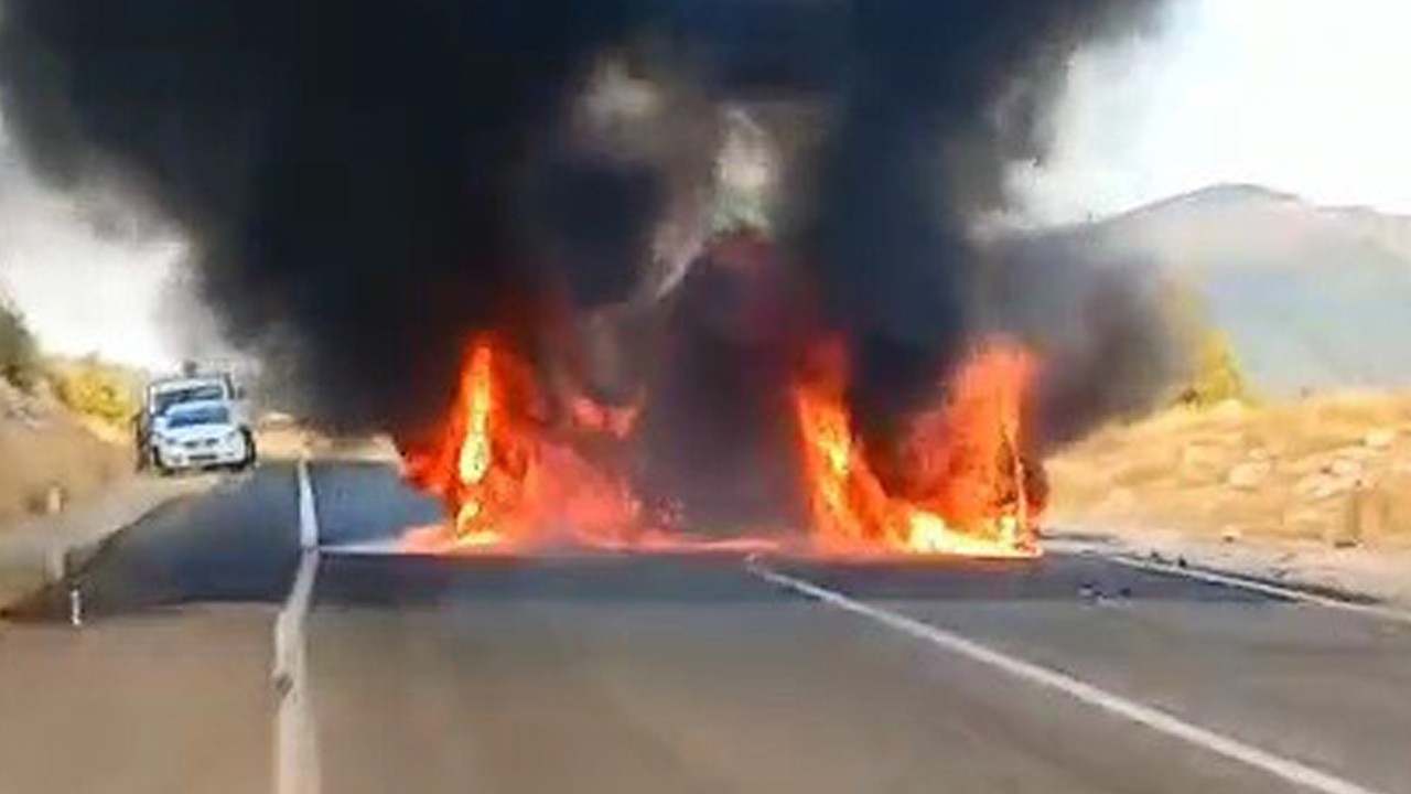 Çarpışan otomobiller alev aldı: 3 ölü, 5 yaralı