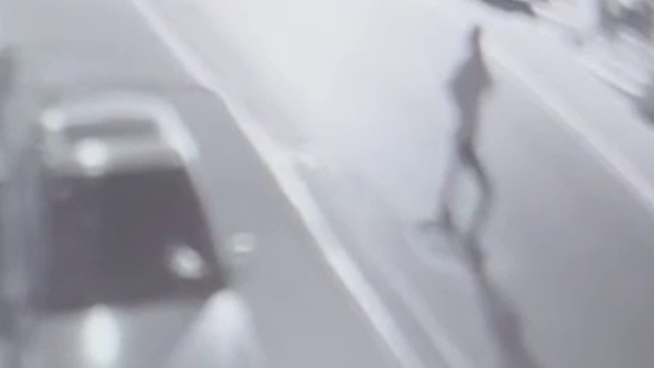 El yapımı patlayıcıyı sokak ortasında patlattı