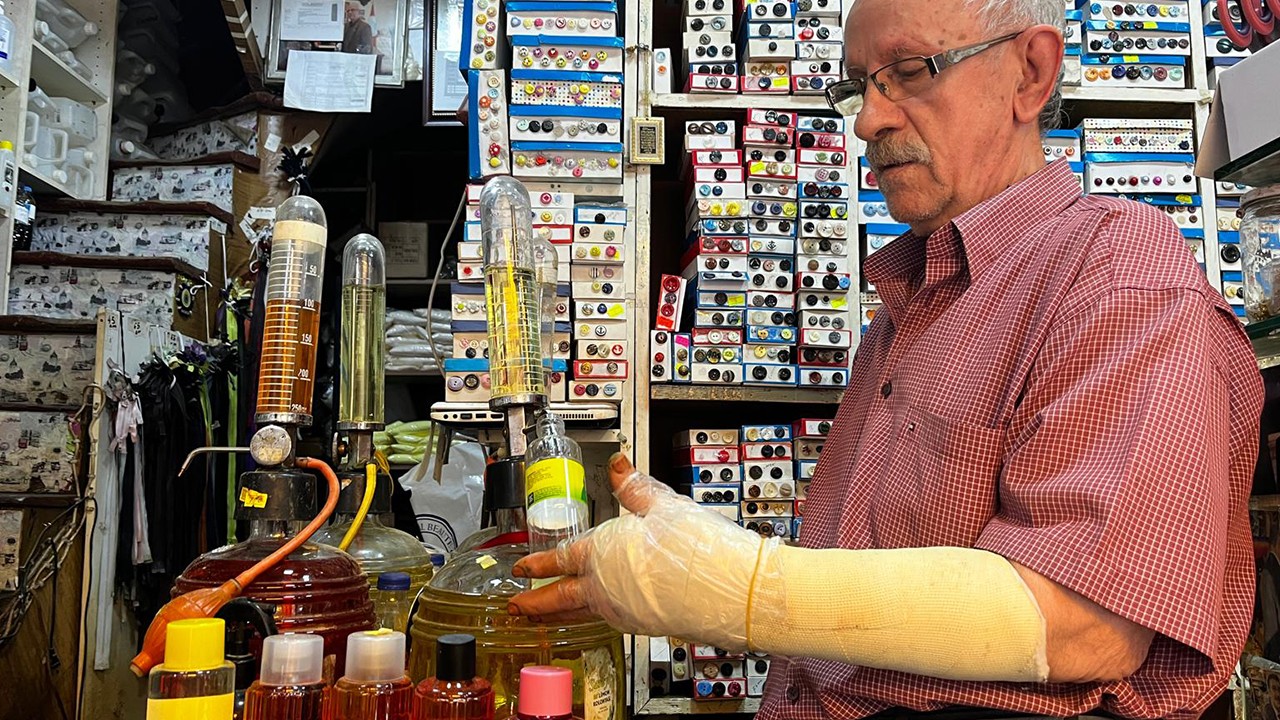 50 yıllık kolonyacı, 15 metrekarelik dükkanında mesleğini yaşatıyor