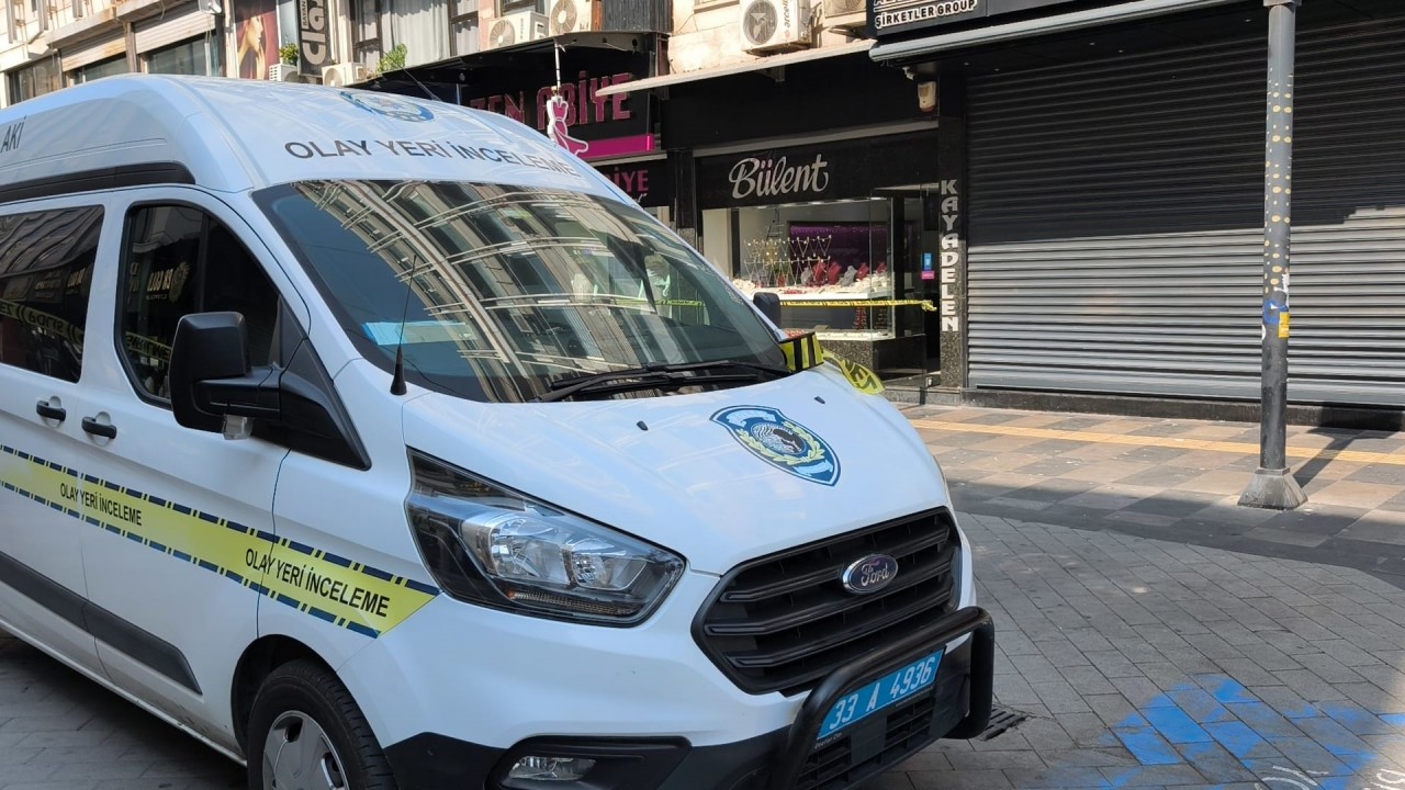 Maskeli 4 kişi kuyumcu dükkanını soydu