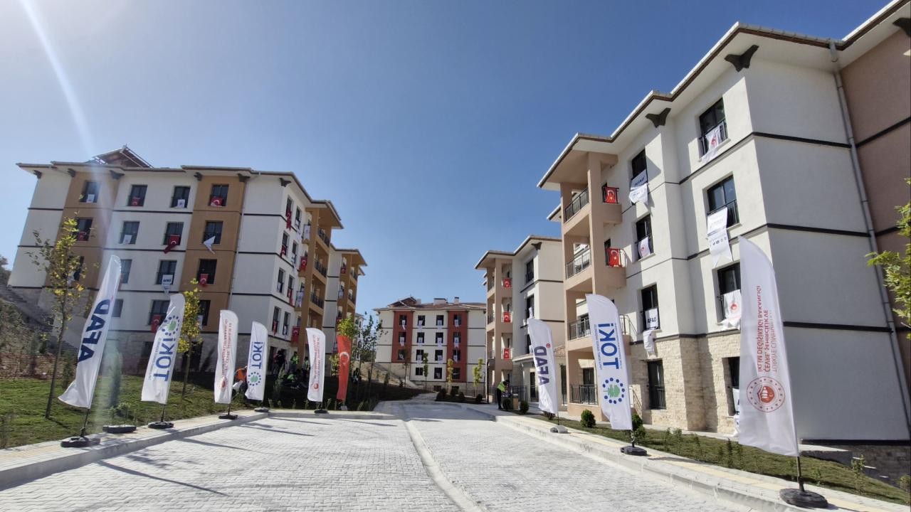 Hatay'da 16 bin 993 deprem konutu ile 1355 iş yerinin daha hak sahibi belirlendi