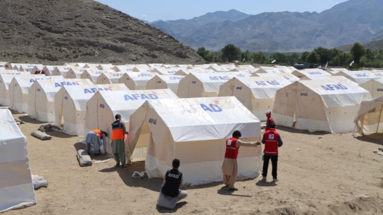Türkiye'den Afganistan'daki depremzedelere barınma, beslenme ve hijyen malzemesi desteği