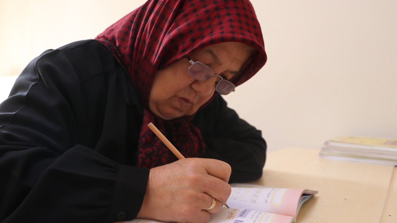 66'sında okuma yazma öğrendi, hayali üniversite okumak