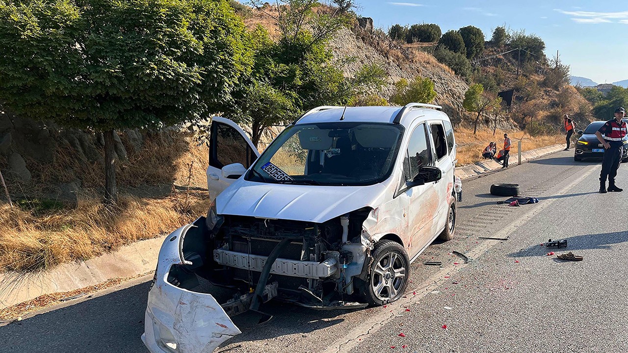 Patlayan lastiği değiştirirken kamyonet çarptı! Evli çift öldü, çocukları yaralandı