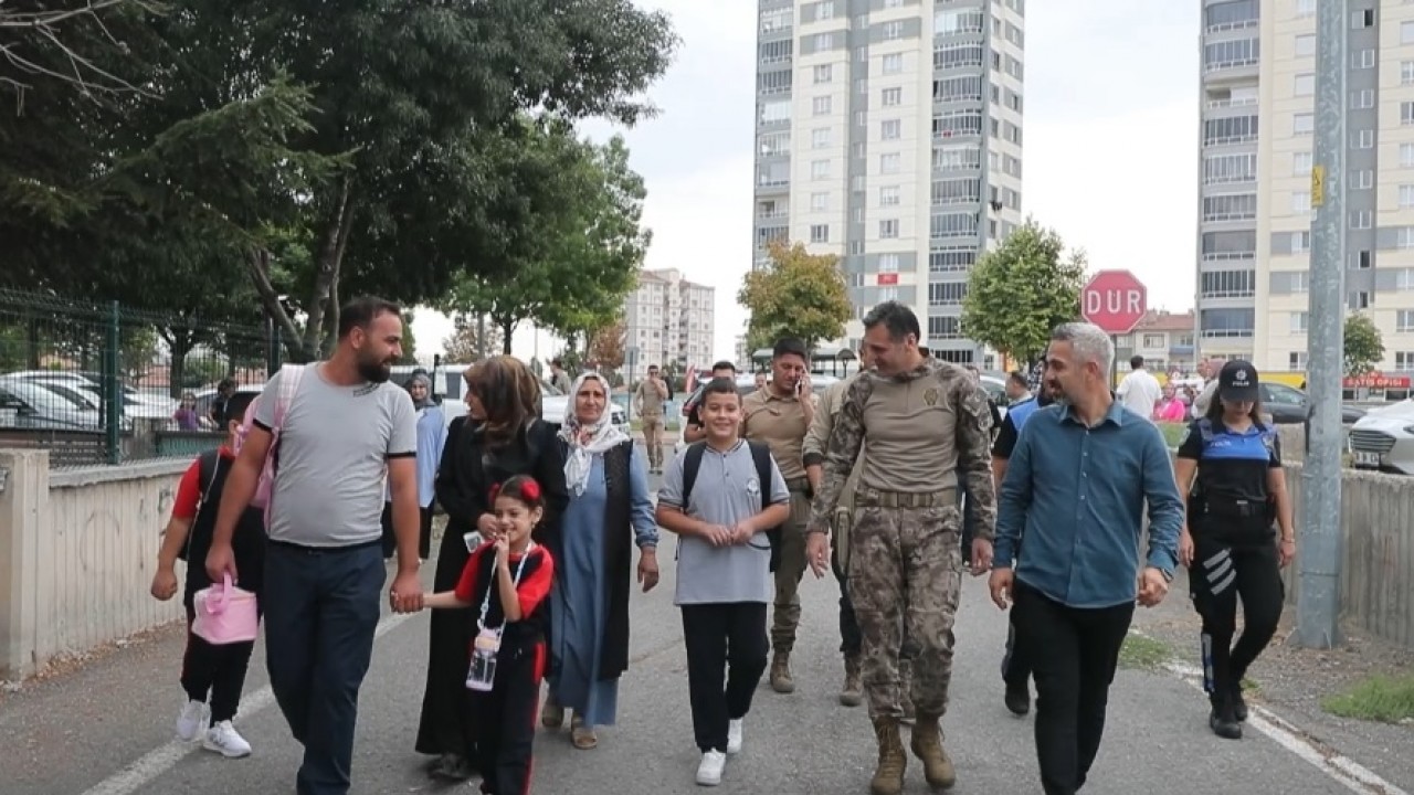 Emniyet müdürü, eğitim yılının ilk gününde şehit çocuklarını okuluna bıraktı