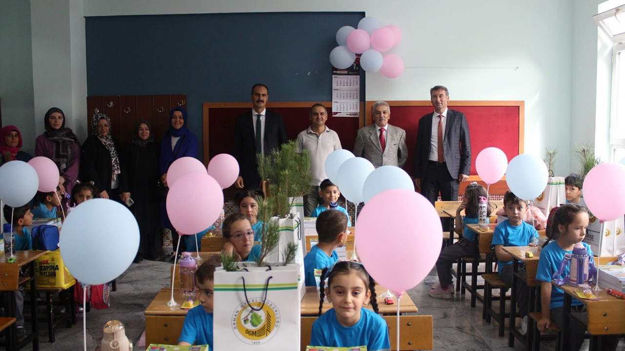 Beyşehir'de öğrencilere fidan hediye edildi