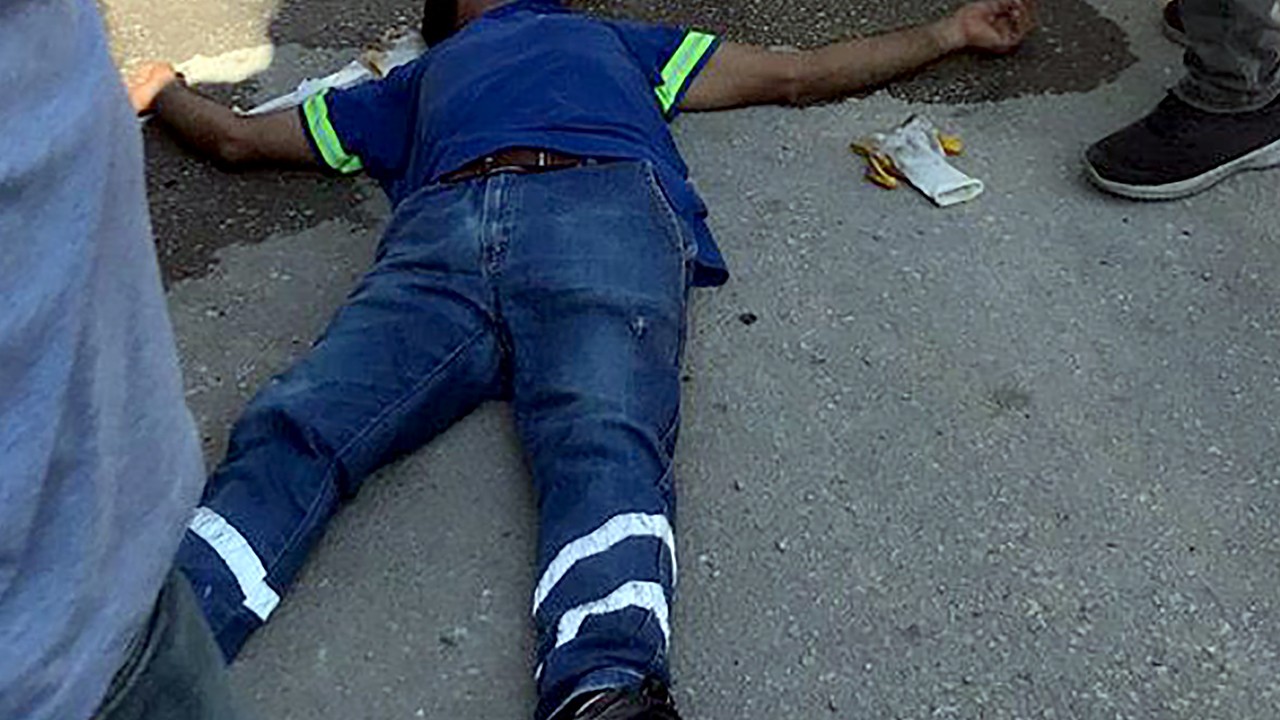 Balkondan sokağa çöp atıp tepki gösteren temizlik işçisini darbettiler