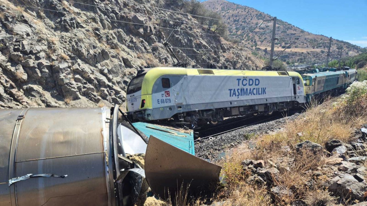 Yük trenleri kafa kafaya çarpıştı: 1 yaralı