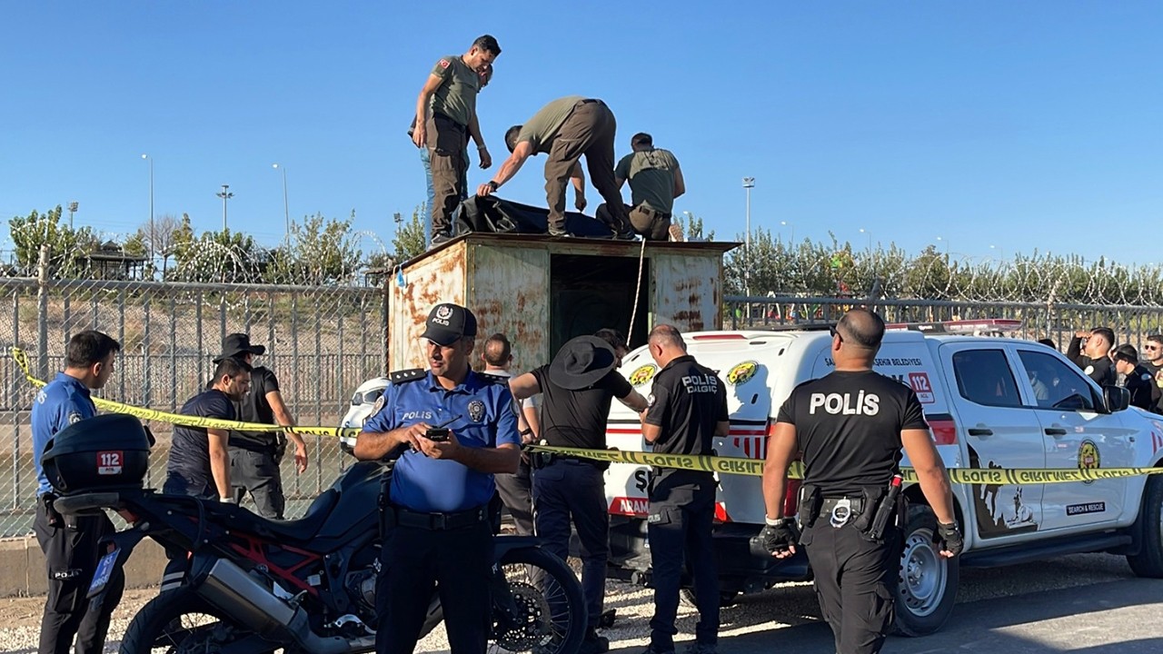 Sulama kanalına düşen kişiyi kurtarmak için 2 kişi suya atladı; 1 ölü