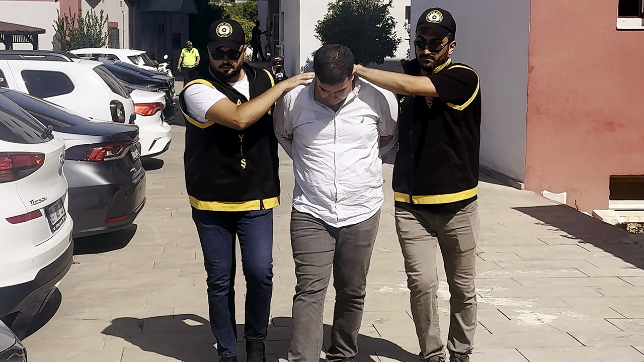 Belediyeye sattığı suların parasını alamayınca tabancayla başkanın firmasının ofisine basmış