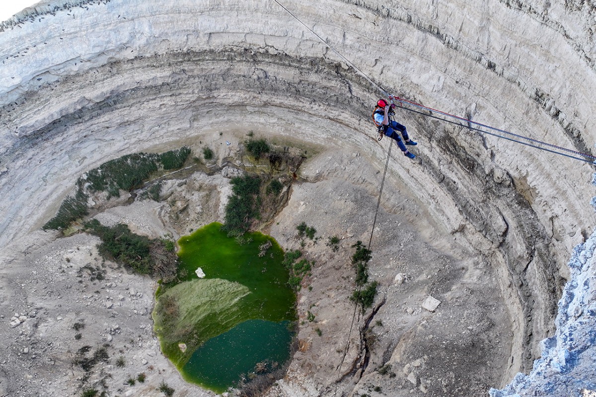Zirvelerden yerin derinliğine inen dağcılar obruk tehlikesine dikkati çekti