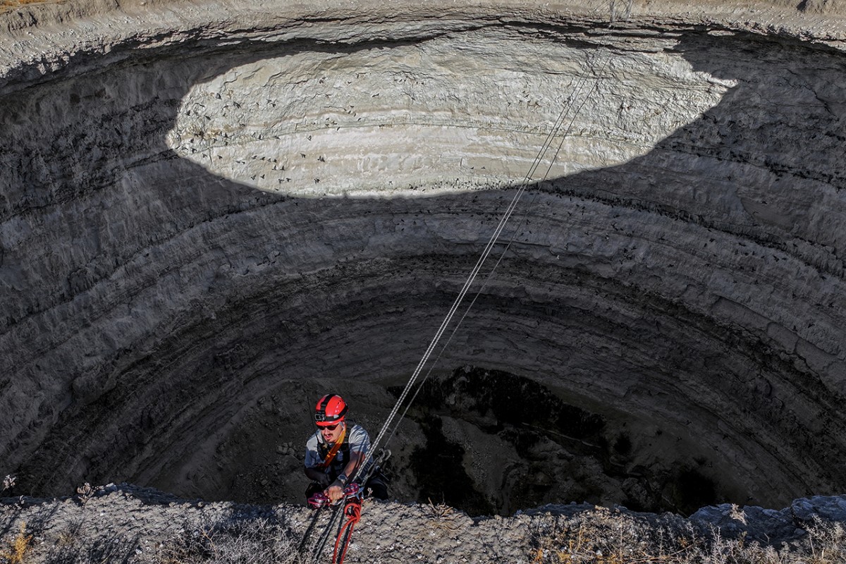 Zirvelerden yerin derinliğine inen dağcılar obruk tehlikesine dikkati çekti