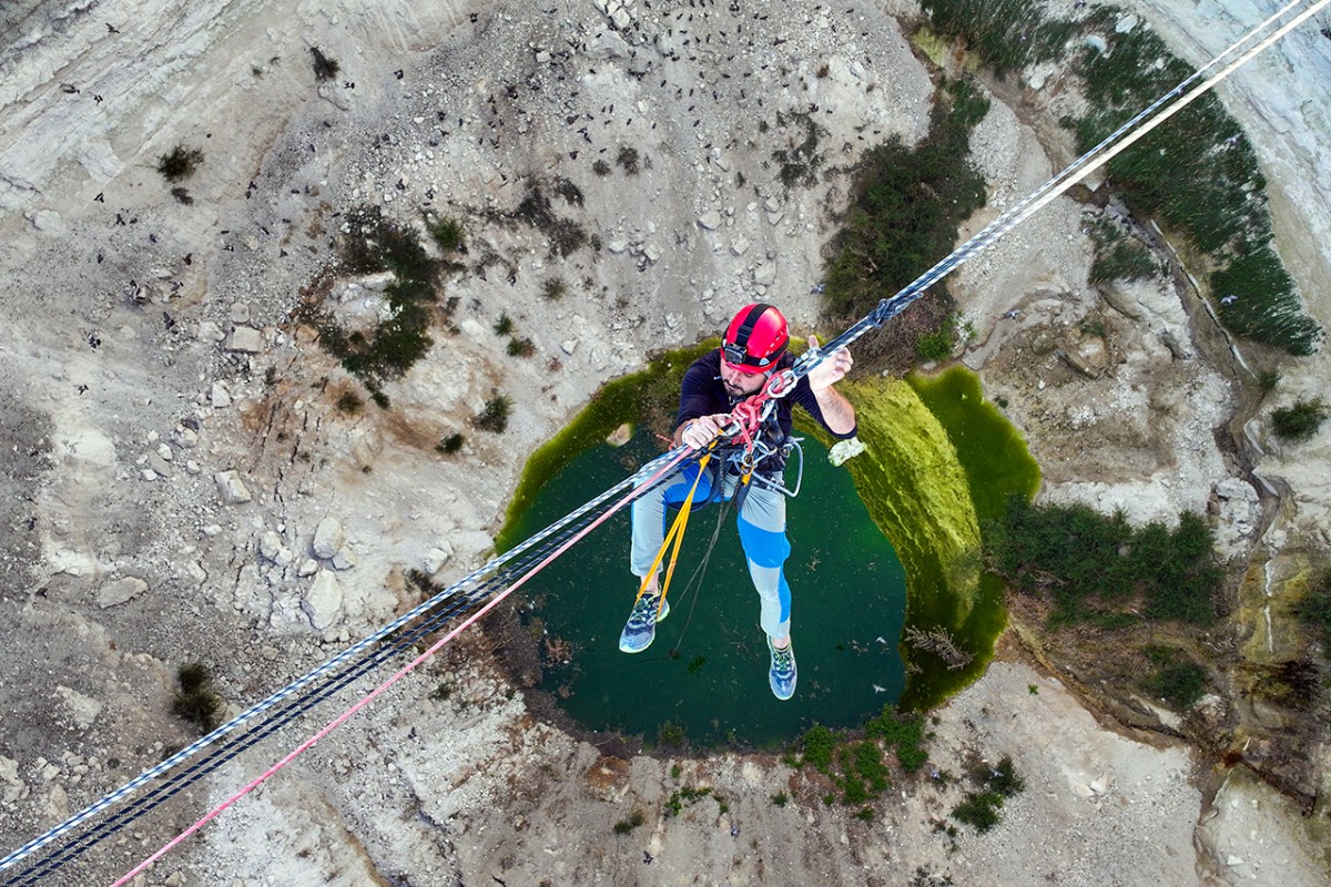Zirvelerden yerin derinliğine inen dağcılar obruk tehlikesine dikkati çekti