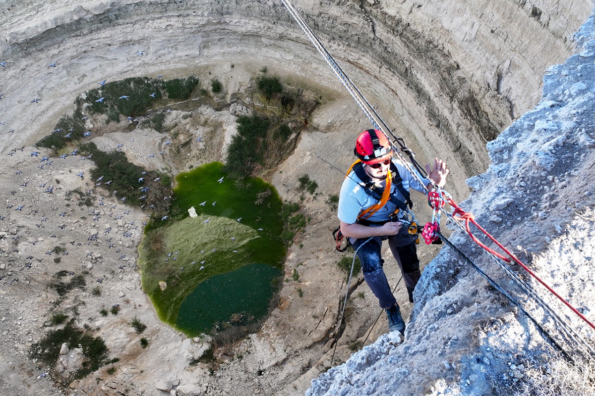 Zirvelerden yerin derinliğine inen dağcılar obruk tehlikesine dikkati çekti