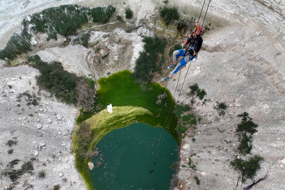 Zirvelerden yerin derinliğine inen dağcılar obruk tehlikesine dikkati çekti
