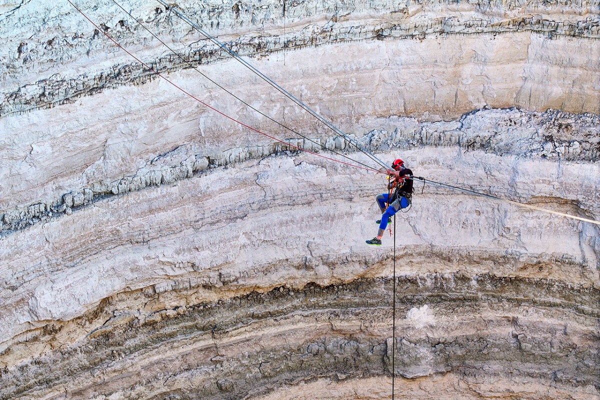 Zirvelerden yerin derinliğine inen dağcılar obruk tehlikesine dikkati çekti