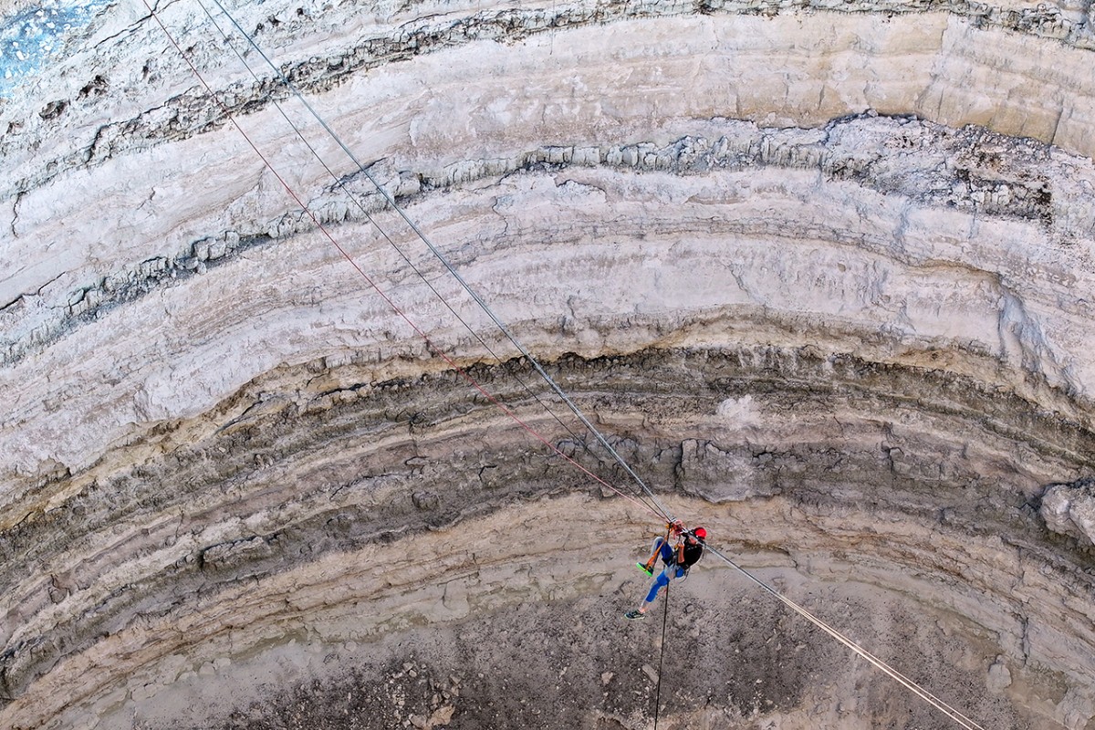 Zirvelerden yerin derinliğine inen dağcılar obruk tehlikesine dikkati çekti