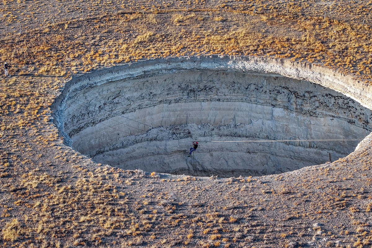 Zirvelerden yerin derinliğine inen dağcılar obruk tehlikesine dikkati çekti
