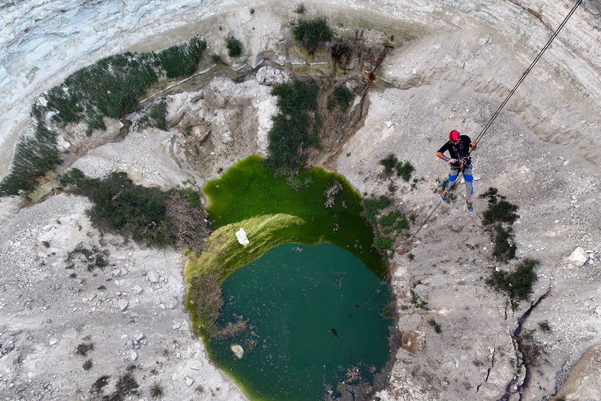 Zirvelerden yerin derinliğine inen dağcılar obruk tehlikesine dikkati çekti