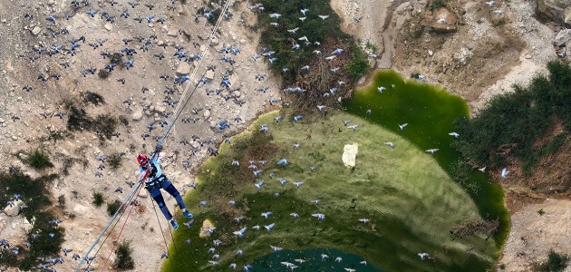 Zirvelerden yerin derinliğine inen dağcılar obruk tehlikesine dikkati çekti