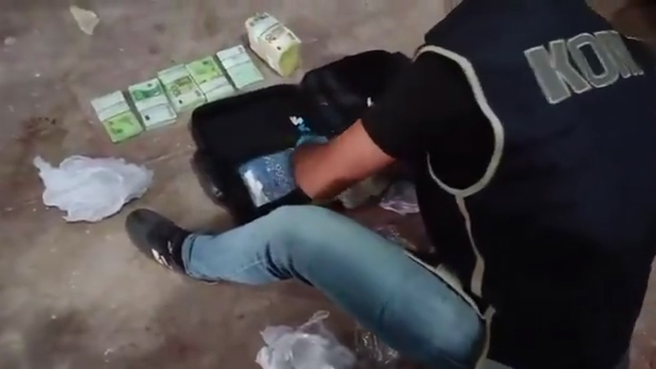 Manavgat Belediyesi’ne yönelik rüşvet soruşturmasında külçe altın, avro ve dolarlar depoda bulundu