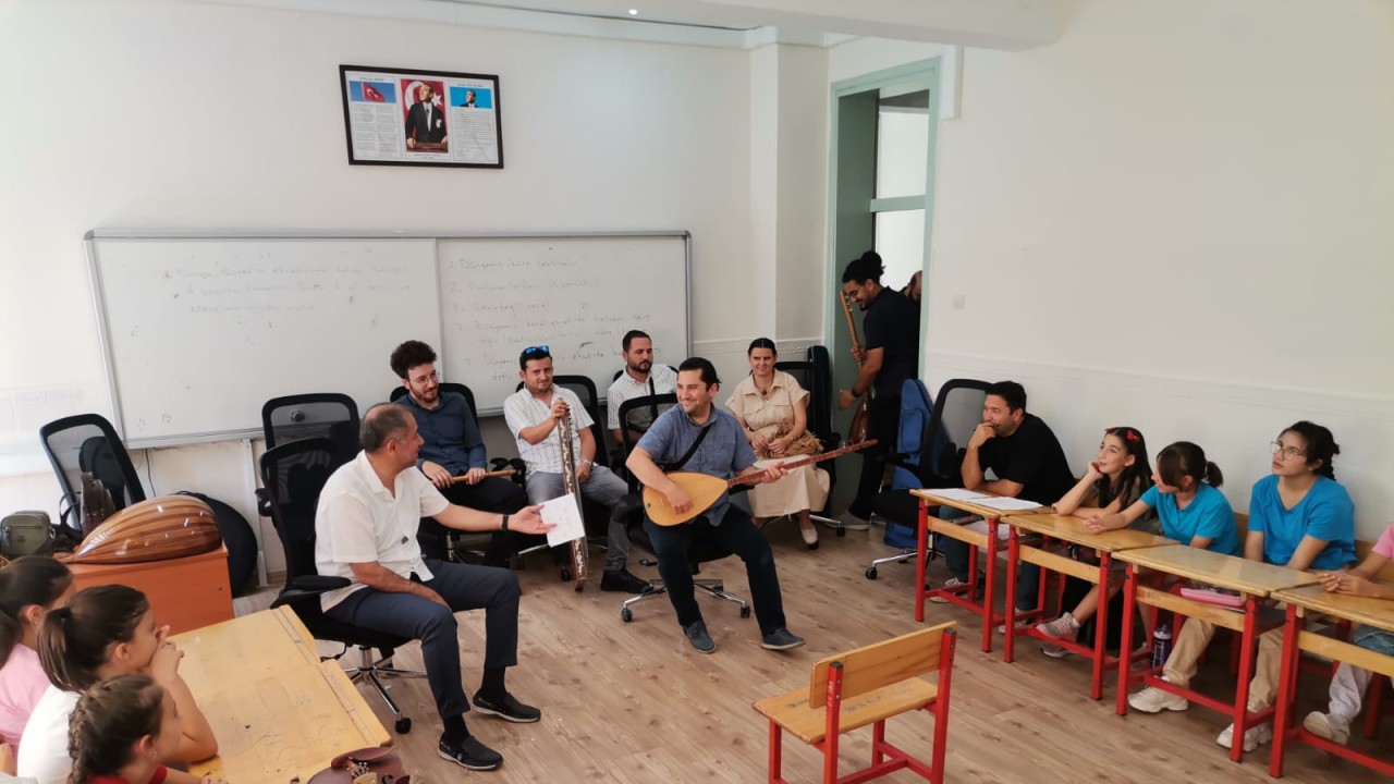 NEÜ Türk Müziği Devlet Konservatuvarı akademisyenlerinden genç sanatçılara ilham verici ziyaret