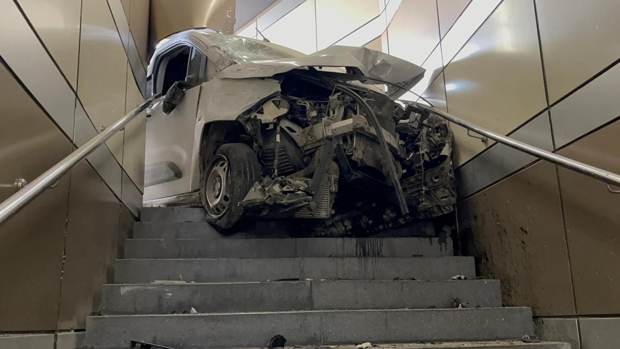 Lastiği patlayan hafif ticari araç alt geçide girdi, sürücü yaralandı