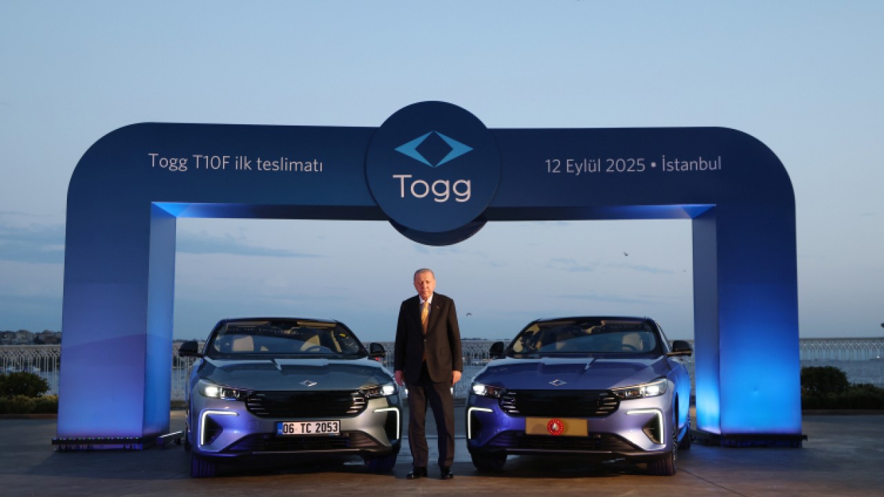 Cumhurbaşkanı Erdoğan, yeni TOGG TF10 ile deneme sürüşü yaptı